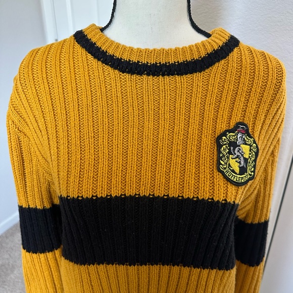 Wizarding Word Harry Potter Hufflepuff Quidditch Sweater - Picture 4 of 6